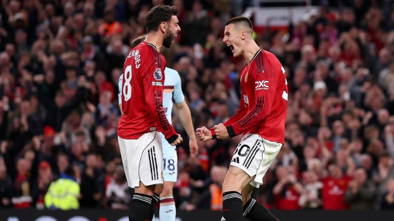 Khoảnh khắc ăn mừng của Fernandes và Sesko