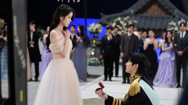 Phân cảnh cầu hôn lãng mạn giữa Đại quân Lee Ahn (Byeon Woo Seok) và Seong Hee Joo (IU) trong tập 6 phim “Perfect Crown”. (Nguồn: EDAM Entertainment)