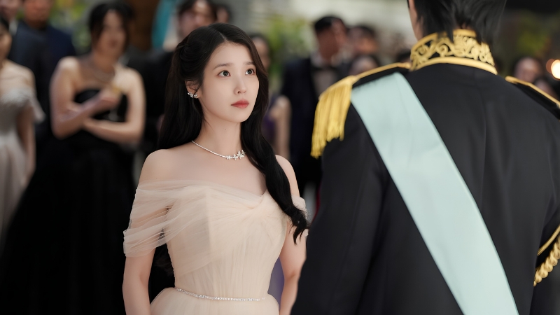 IU đeo bộ trang sức Graff trong tập 6 của phim