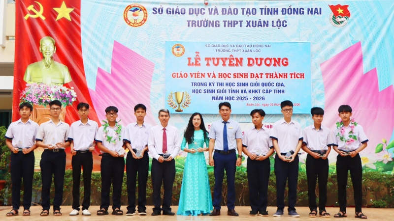 Trao thưởng học sinh giỏi — thành tích được cộng điểm khuyến khích xét tốt nghiệp THPT