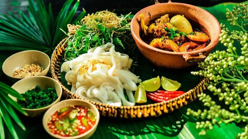 Mì Quảng là món nên thử trong ngày đầu tiên để cảm nhận rõ hương vị xứ Quảng