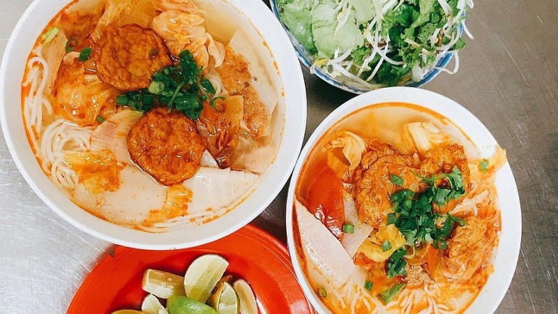 Bún chả cá là món ăn địa phương quen thuộc, dễ ăn và hợp cho cả bữa sáng lẫn bữa trưa