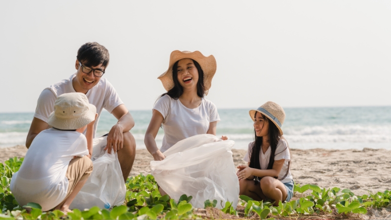 Trang phục sáng màu và phụ kiện nhẹ nhàng giúp ảnh du lịch biển nổi bật hơn