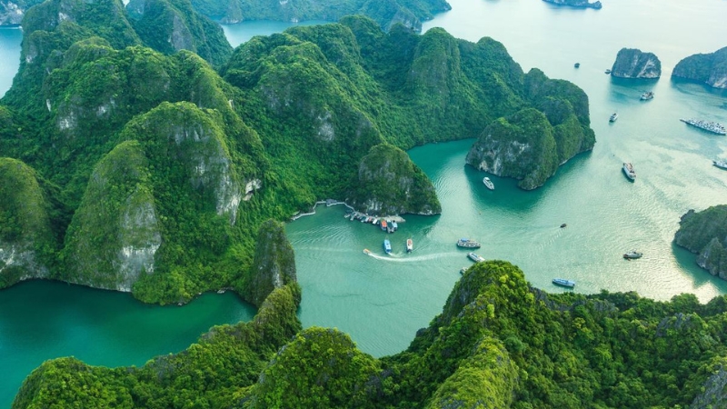 Hạ Long là lựa chọn quen thuộc cho những chuyến đi biển ngắn ngày từ Hà Nội