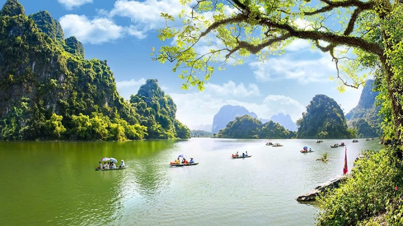 Không gian sông nước, núi đá vôi và hang động giúp Ninh Bình trở thành điểm đến phù hợp cho những chuyến du lịch hè