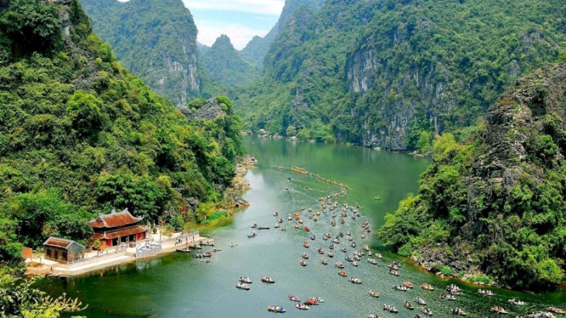 Tràng An phù hợp với những ai muốn ngắm cảnh thiên nhiên nhẹ nhàng, không cần di chuyển quá nhiều