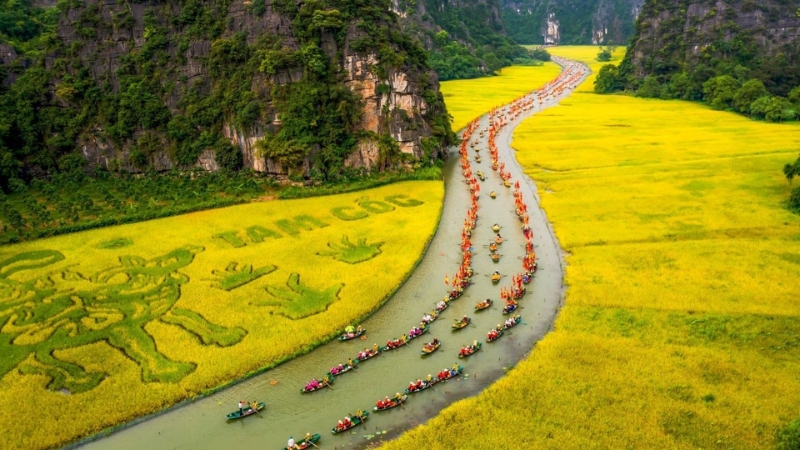 Tam Cốc – Bích Động đẹp nhất khi đi vào thời điểm nắng nhẹ, trời trong và ít đông