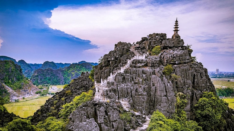 Hang Múa là điểm lý tưởng để ngắm toàn cảnh Ninh Bình từ trên cao