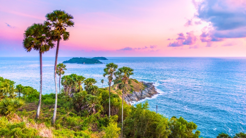 Phuket phù hợp với những chuyến du lịch nghỉ dưỡng, tắm biển và đi tour đảo