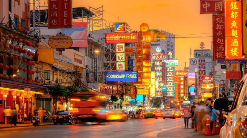 Chợ đêm, khu food court và phố ẩm thực là nơi dễ thưởng thức món Thái với chi phí linh hoạt