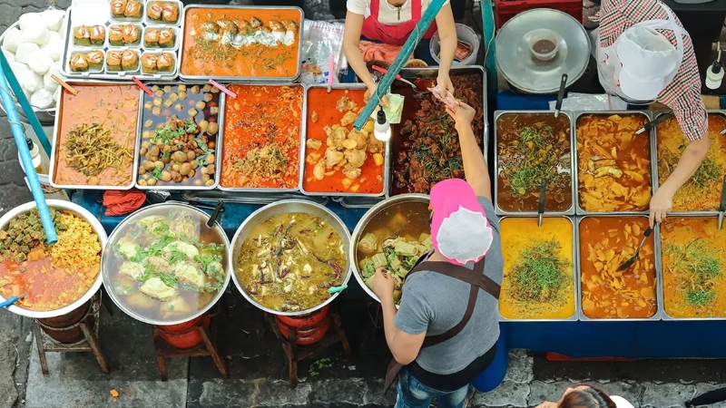 Chi phí ăn uống ở Thái Lan khá linh hoạt, từ món đường phố đến nhà hàng cao cấp