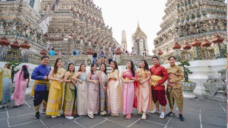 Ăn mặc phù hợp và giữ thái độ lịch sự là điều cần lưu ý khi đến các điểm tâm linh