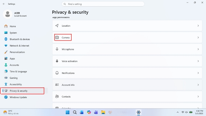 Tại Quyền riêng tư & Bảo mật (Privacy & Security), chọn Camera