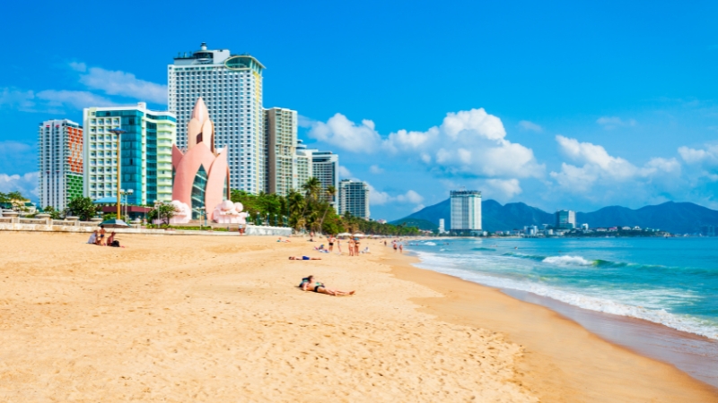 Nha Trang là điểm đến biển nổi bật với làn nước xanh, bãi cát dài và nhiều hoạt động mùa hè
