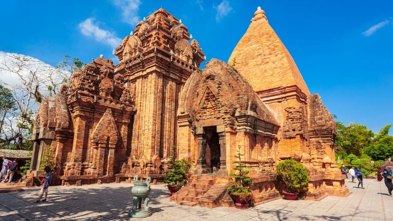 Tháp Bà Ponagar là điểm tham quan văn hóa nổi bật khi đến Nha Trang