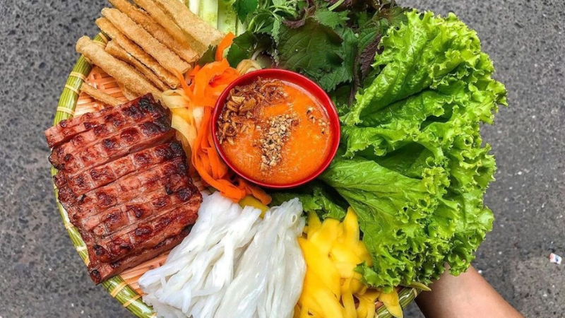 Nem nướng là món đặc sản dễ ăn, được nhiều du khách yêu thích tại Nha Trang
