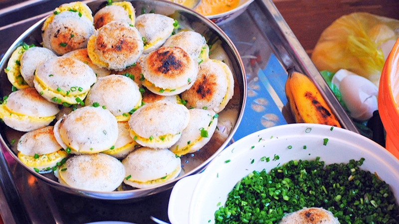 Bánh căn là lựa chọn quen thuộc cho buổi chiều tối ở Nha Trang
