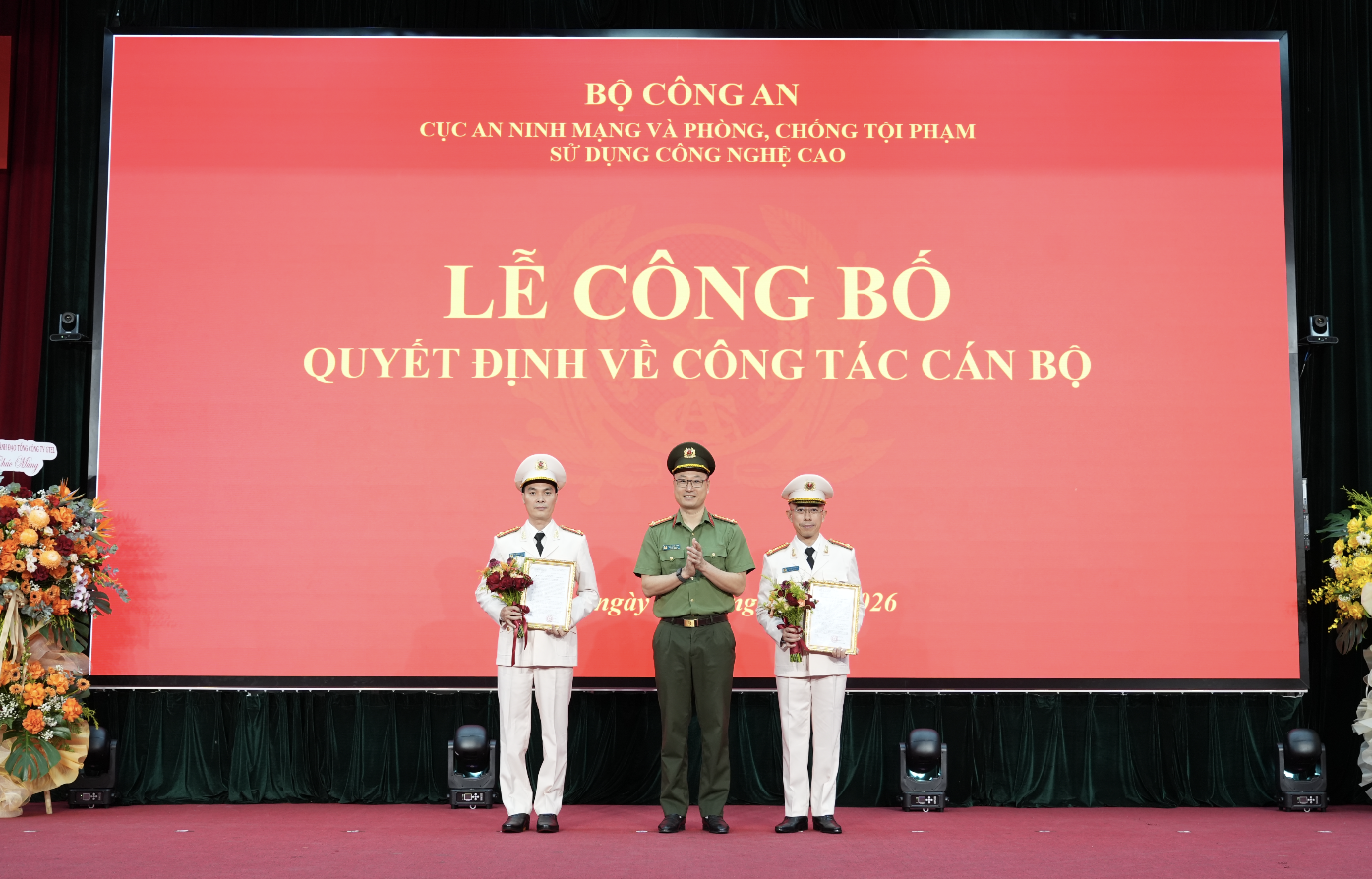 Tuyển dụng, phong cấp Bậc H&agrave;m Sĩ Quan nghiệp vụ CAND đối với hai đồng ch&iacute; l&atilde;nh đạo FPT Telecom