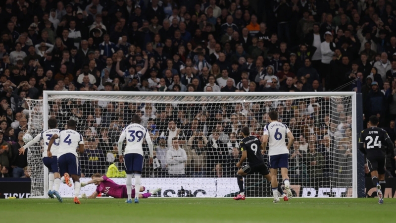 Tiền đạo Dominic Calvert-Lewin sút tung lưới Antonin Kinsky trên chấm phạt đền để gỡ hòa 1-1