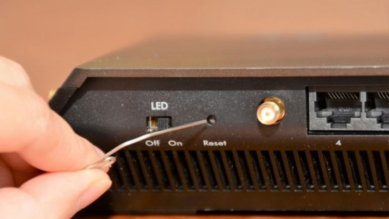 Nhấn nút reset vật lý trên Modem để reset