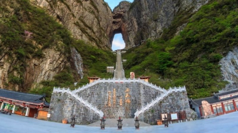Cổng trời Thiên Môn Sơn, Trương Gia Giới - hố xuyên núi tự nhiên cao 1.300m, một trong những kỳ quan địa chất hiếm có nhất thế giới.