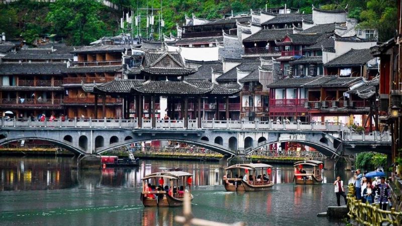 Cầu Hồng Kiều và dòng Đà Giang - trái tim của Phượng Hoàng Cổ Trấn, Hồ Nam.
