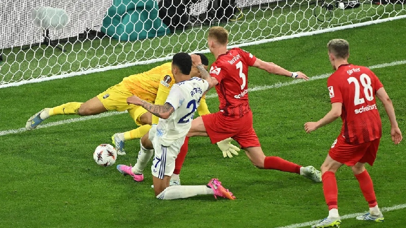 Buendia kiến ​​tạo, Rogers dứt điểm để ấn định tỷ số 3-0