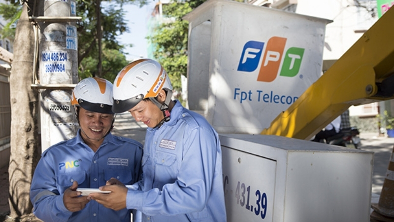 Kỹ thuật viên FPT khảo sát hạ tầng mạng