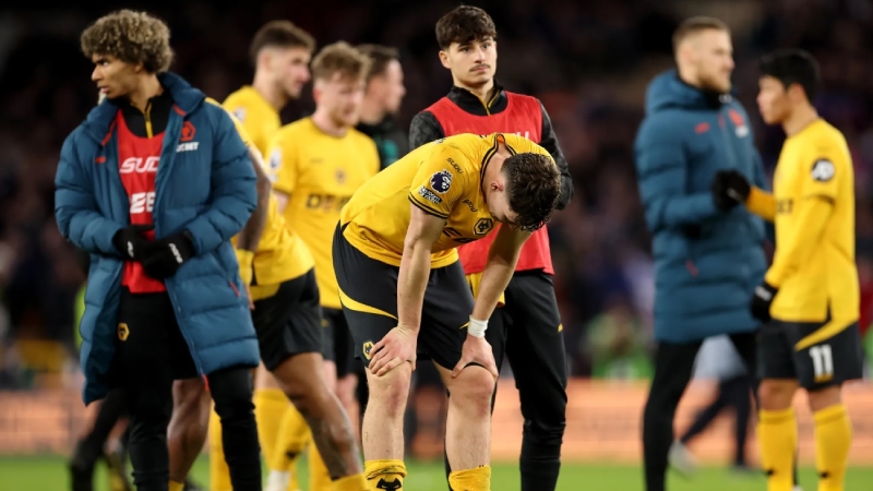 Wolves là đội đầu tiên xác định xuống hạng chỉ sau 33 vòng đấu