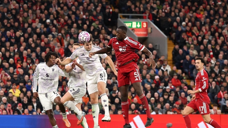 Harry Maguire bật cao đánh đầu ghi bàn từ quả tạt của Bruno Fernandes