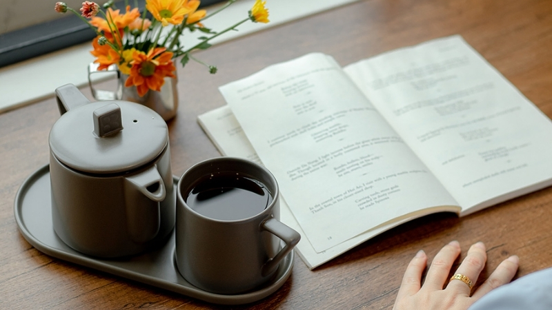 Ở nhà mùa hè làm gì để không chán? Hãy một cuốn sách và nhâm nhi trà chiều