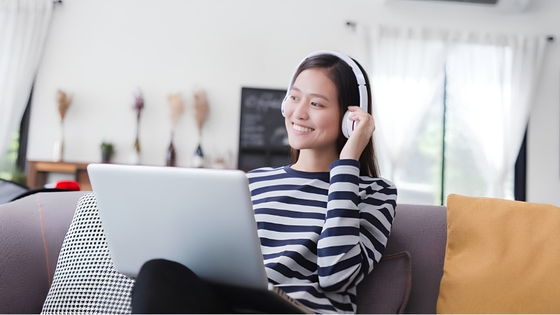 Nghe những bản nhạc yêu thích hoặc những podcast khi ở nhà mùa hè