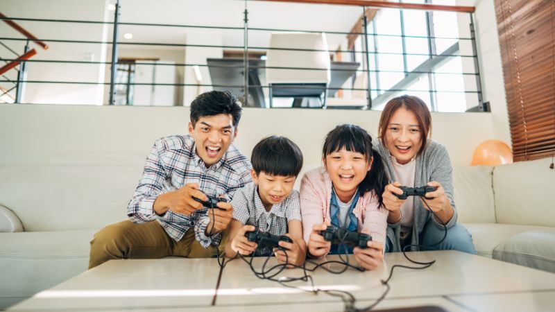Chơi game cùng gia đình là lựa chọn mới lạ khi staycation tại nhà