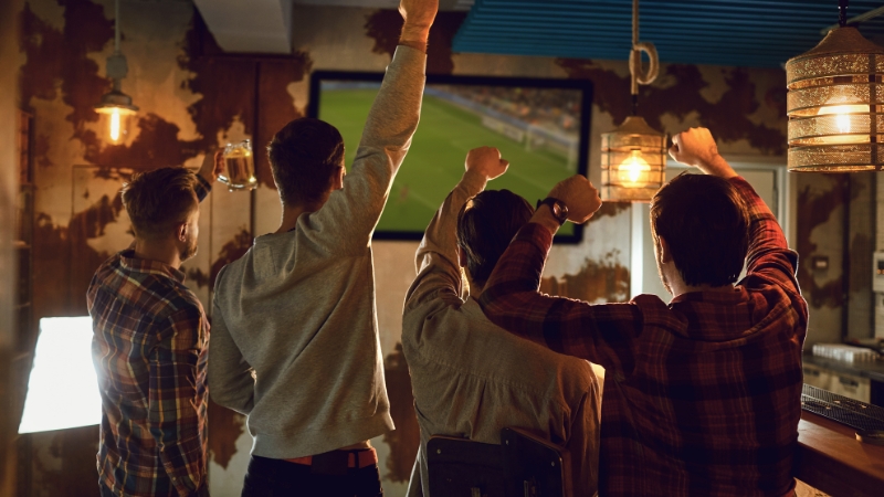 Một mini party xem bóng tại nhà có thể vui không kém ngoài quán nếu được chuẩn bị đúng cách