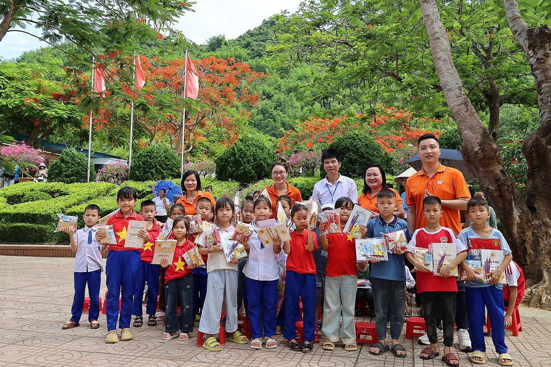 Quỹ nh&agrave; FPT tiếp sức đến trường cho học sinh v&ugrave;ng bi&ecirc;n giới Nghệ An
