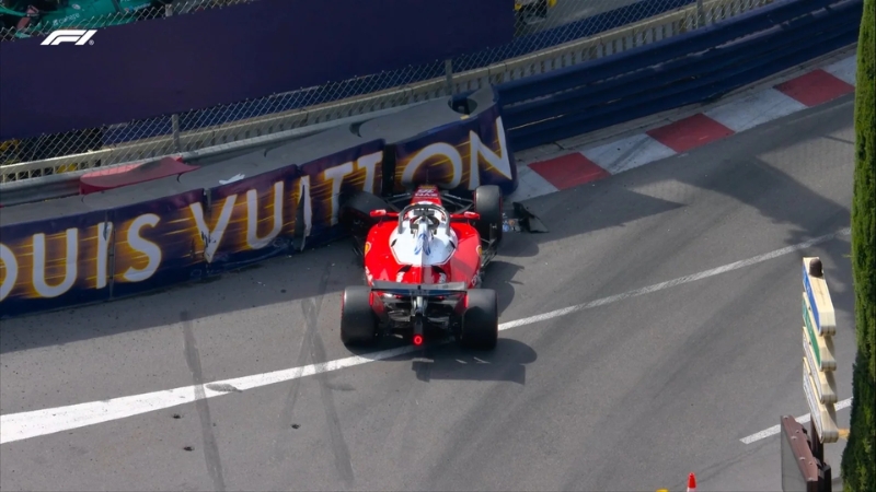 Hoàng tử Ferrari Charles Leclerc tông phải rào chắn và nhận DNF