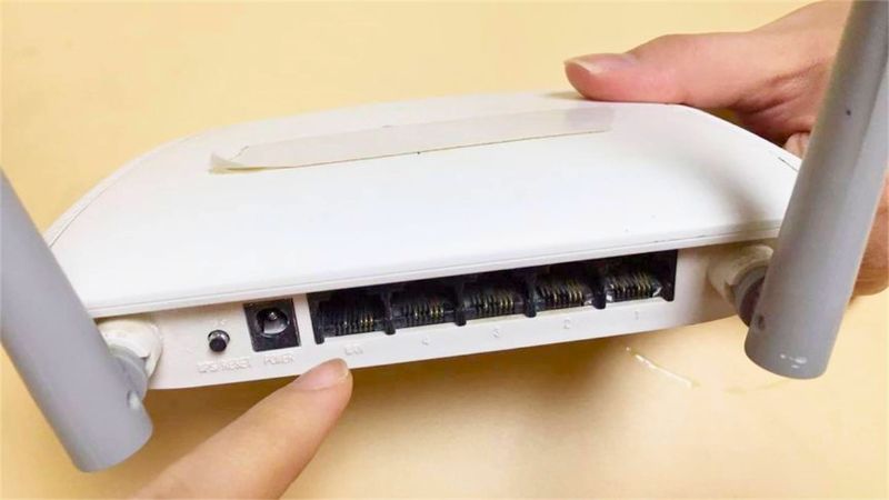 bui-ban-tich-tu-tai-khe-tan-nhiet-co-the-khien-modem-wifi-nong-hon-binh-thuong