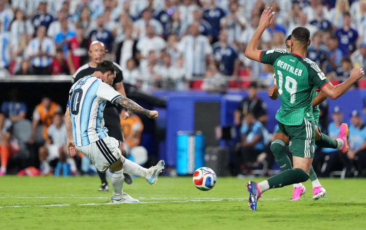 Messi ấn định chiến thắng 3-0 cho Argentina