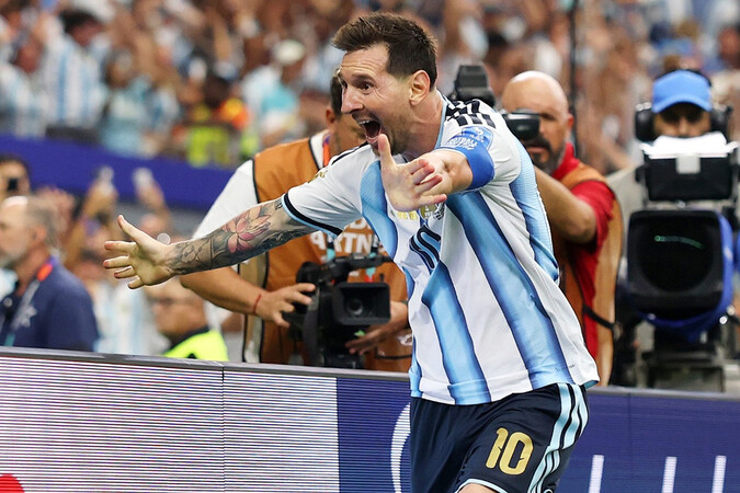 Messi có cú đúp trong trận đấu với Aó