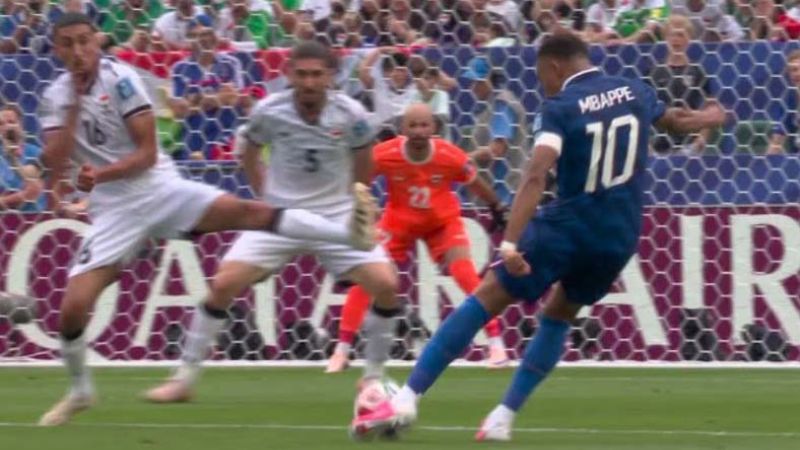 Mbappe xử lý tinh tế từ ngoài vòng cấm để mở tỷ số cho Pháp