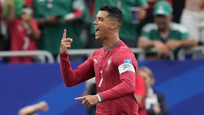 Ronaldo ghi cú đúp ở hiệp 1, qua đó thiết lập lỷ lục ghi bàn ở 6 kỳ World Cup liên tiếp