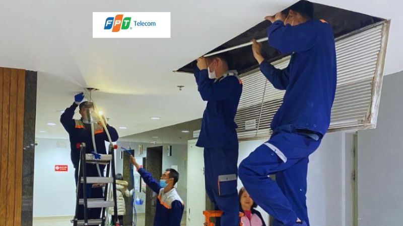 Kỹ thuật viên FPT triển khai lắp đặt tận căn hộ, kiểm tra kết nối trước khi bàn giao
