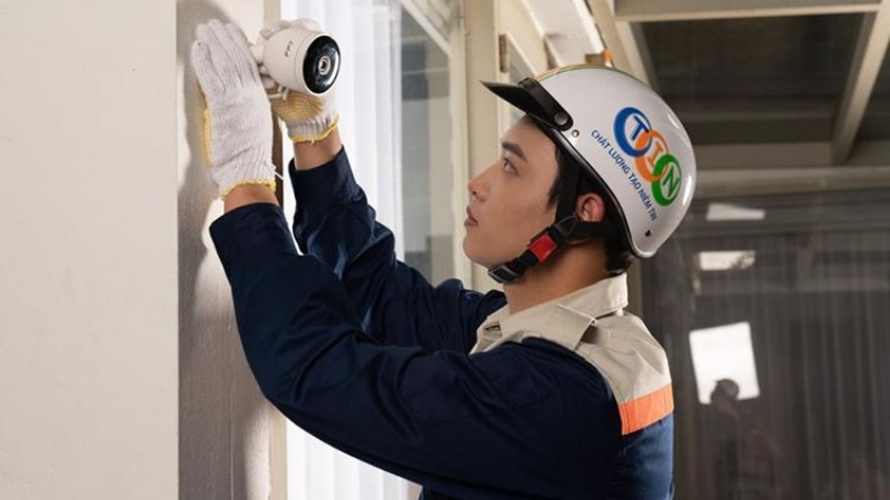 Kỹ thuật viên FPT hỗ trợ lắp đặt Camera
