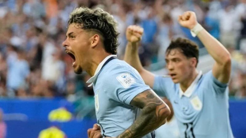 Maxi Araujo gỡ hòa cho Uruguay.