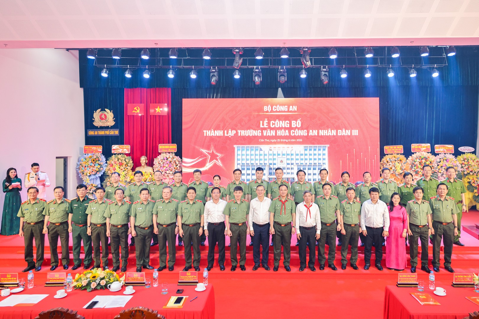 FPT Telecom tiếp tục đồng h&agrave;nh c&ugrave;ng Bộ C&ocirc;ng an trao tặng ph&ograve;ng STEM tại Cần Thơ