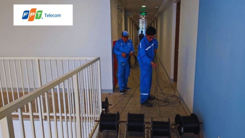 Kỹ thuật viên FPT triển khai lắp đặt cáp quang tại các tòa chung cư đã có sẵn hạ tầng