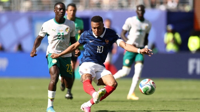Mbappe-linh-xuong-hang-cong-Phap-se-la-thu-thach-lon-nhat-cho-hang-thu-thieu-Isak-Hien-cua-Thuy-Dien