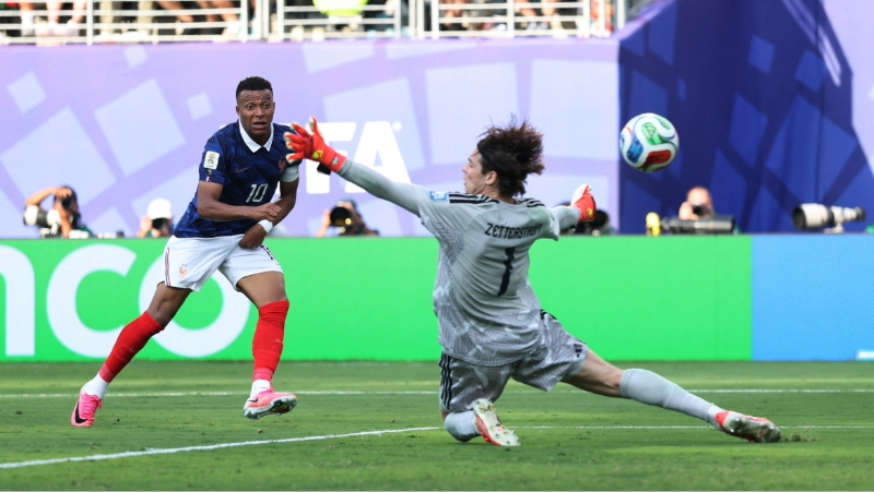 Mbappe lập cú đúp trong trận đấu với Thụy Điển