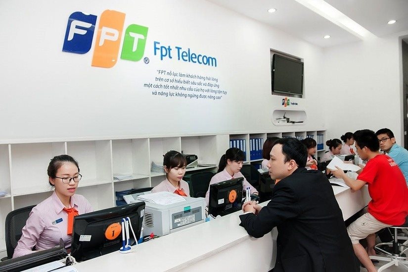 Nhân viên tại quầy hỗ trợ khách hàng chọn gói cước và hoàn tất thủ tục tại chỗ