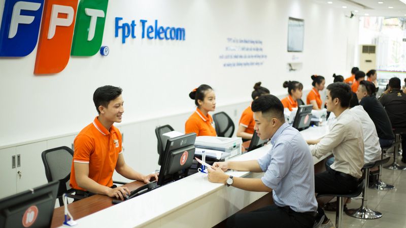 Khách hàng lựa chọn đăng ký gói cước dịch vụ tại VPGD FPT Hai Bà Trưng